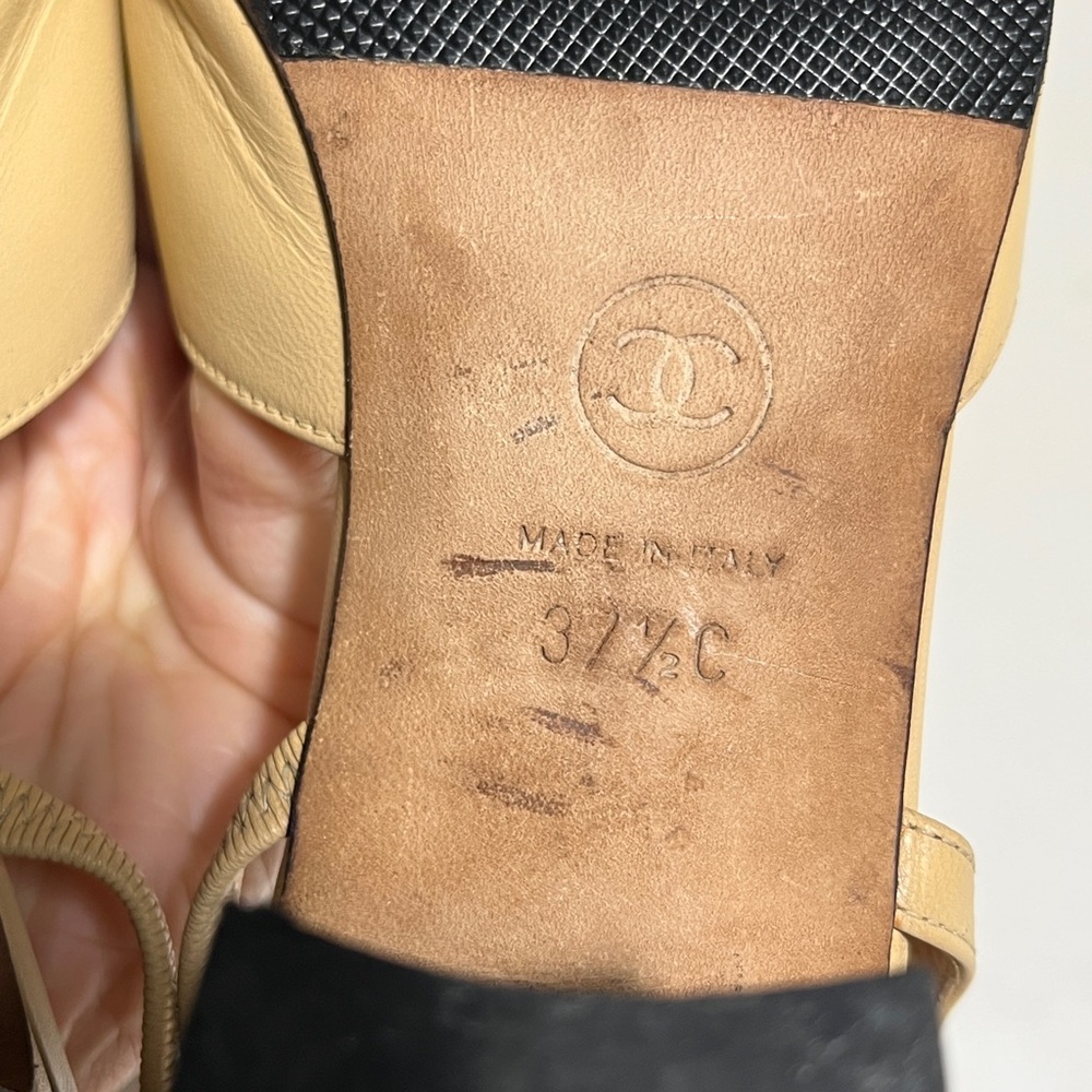 CHANEL Two-Tone Beige and Black Heels - Picture 7 of 10